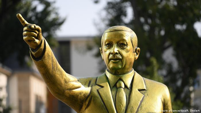 Goldene Erdogan-Statue in Wiesbaden