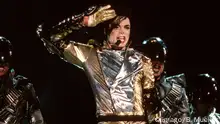 Bildnummer: 53164104 Datum: 11.10.1997 Copyright: imago/Bernd Müller
Sänger Michael Jackson (Mitte) während eines Konzertes bei seiner - History Tour - in München, Personen; 1997, München, Gestik, Musik; , quer, Kbdia, Gruppenbild, Aktion, People
Bildnummer 53164104 Date 11 10 1997 Copyright Imago Bernd Mueller Singer Michael Jackson centre during a Concerts at his History Tour in Munich People 1997 Munich Gesture Music horizontal Kbdia Group photo Action shot Celebrities