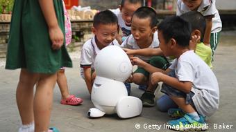 Китайские дети с роботом