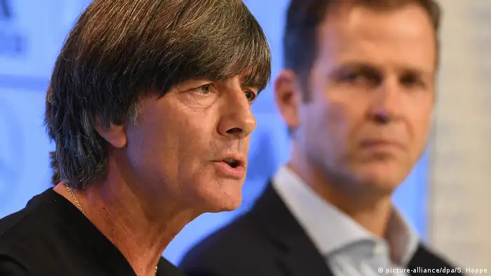 Deutschland Präsentation der Analyse zur Fußball-WM | Joachim Löw und Oliver Bierhoff (picture-alliance/dpa/S. Hoppe)