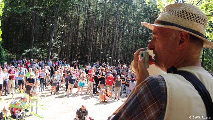 Los domingos el pedagogo forestal Michael Zobel explica a los ciudadanos las ventajas del bosque de Hambacher. 