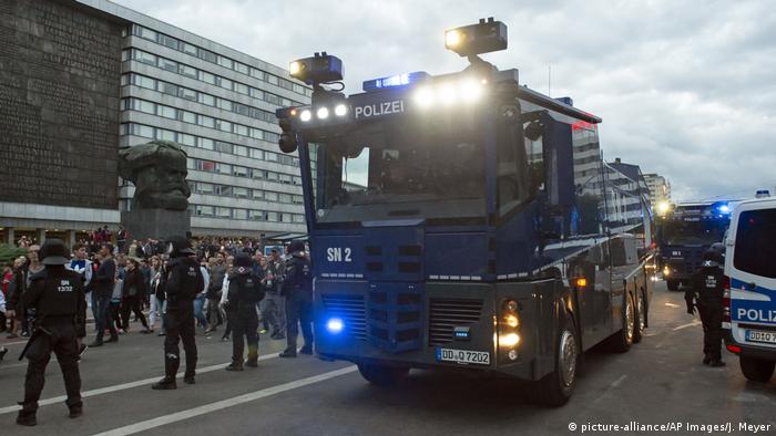 Спецтехника полиции в Хемнице - на случай, если демонстрации перерастают в беспорядки