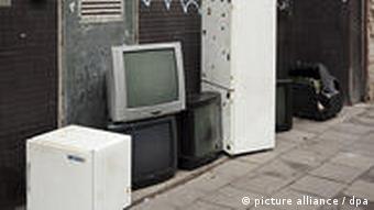 Alte Fernseher und Kühlschränke warten auf Abholung (Foto: dpa)