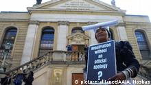BERLIN, GERMANY - AUGUST 29: Namibian tribal chiefs and guests attend a ceremony at Frenzosische Dom in Berlin held for the victims of Namibian genocide, on August 29, 2018 in Berlin, Germany. Germany on Wednesday handed over the remains of some 20 Herero and Nama people murdered in the early 20th century by German colonial troops in Namibia. Abdulhamid Hosbas / Anadolu Agency | Keine Weitergabe an Wiederverkäufer.