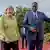 Almanya Başbakanı Merkel (sol) Dakar'da Senegal Devl Başkanı Mack tarafından karşılandı 