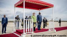 Senegal - Angela Merkel besucht Senegal (picture-alliance/dpa/M. Kappeler)
