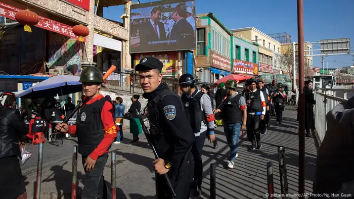 China Sicherheitsdienste patroullieren in Uighur-Bazaar in Xinjiang