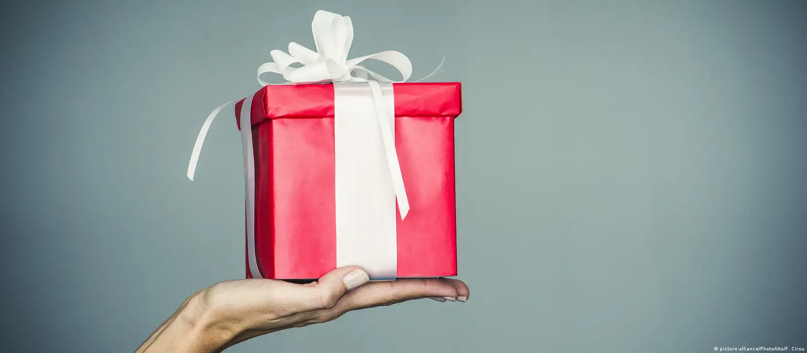 Что можно дарить учителям по закону: 5 вариантов подарка | биржевые-записки.рф