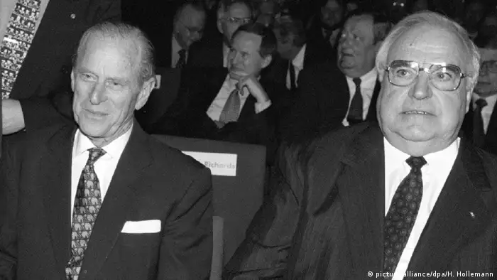 Kuriose Staatsempfänge Prinz Philip und Helmut Kohl (picture-alliance/dpa/H. Hollemann)