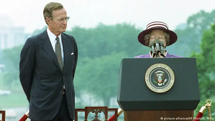 Kuriose Staatsempfänge Queen Elizabeth und Präsident George Bush (picture-alliance/AP Photo/D. Mills)