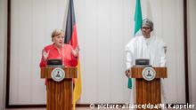 31.08.2018, Bundeskanzlerin Angela Merkel (CDU) spricht neben Muhammadu Buhari, Präsident der Bundesrepublik Nigeria, bei einer Pressekonferenz. Nigeria ist die letzte Station der dreitägigen Afrikareise der Kanzlerin. Foto: Michael Kappeler/dpa | Verwendung weltweit