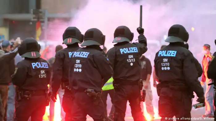 Polizei Chemnitz Rechtsradikale Einsatz Demonstration Randale (picture alliance/dpa/S. Willnow)