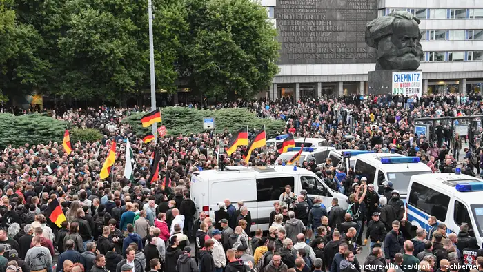 Deutschland Rechte demonstrieren in Chemnitz (picture-alliance/dpa/R. Hirschberger)