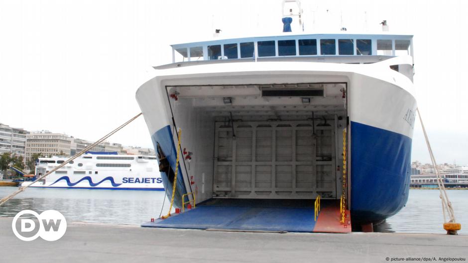 Greek ferry workers launch 24hour strike DW 09/02/2018
