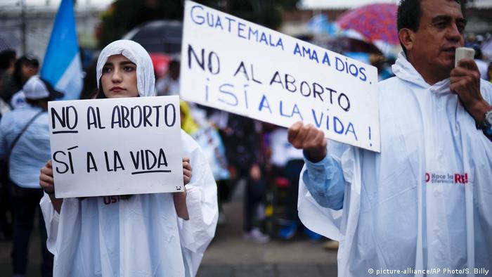 Foto de dos personas que protestan contra el aborto en Guatemala.
