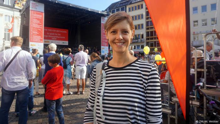 Beethoven-Fest Bonn 2018 (DW/M. Webber) Woman in a black-and-white striped shirt smiles in front of stage. 