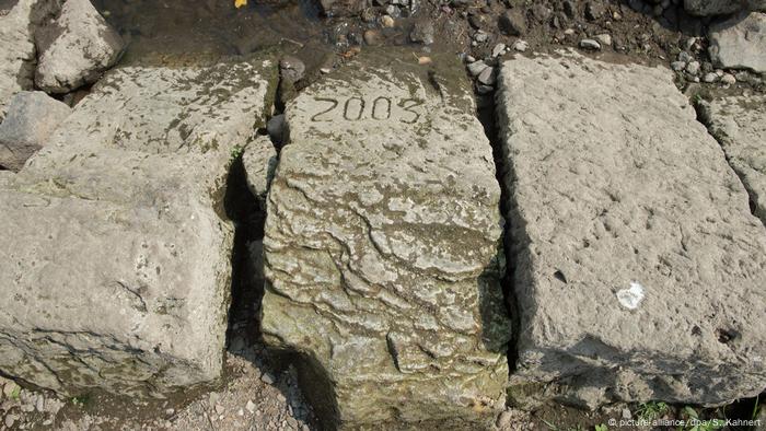 Hungersteine in der Elbe (picture-alliance/dpa/S. Kahnert)