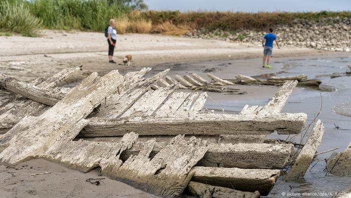 Wrack im Rhein (picture-alliance/dpa/A. Stoffel)