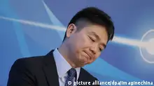 --FILE--Richard Liu Qiangdong, Chairman and CEO of online retailer JD.com, attends the second World Internet Conference (WIC), also known as Wuzhen Summit, in Wuzhen town, Tongxiang city, Jiaxing city, east China's Zhejiang province, 16 December 2015. The billionaire founder of JD.com, one of China's largest and most successful online retailers, was arrested Friday in Minnesota for alleged sexual misconduct before being released a day later, police records show. In a statement posted Sunday afternoon on the Chinese social media platform Weibo, JD.com said the executive, Liu Qiangdong ¡ª who goes by Richard Liu in the English speaking world ¡ª had been falsely accused. During a business trip to the United States, Mr. Liu was questioned by police in Minnesota in relation to an unsubstantiated accusation, the company said. The local police quickly determined there was no substance to the claim against Mr. Liu, and he was subsequently able to resume his business activities as originally planned. Police in Minneapolis said they were treating the case as an active investigation. Foto: Franklin/Imaginechina/dpa |