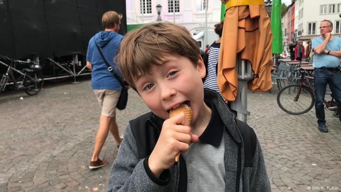 Beethovenfest 2018 (DW/R. Fulker) Young boy happily enjoys an ice-cream in Bonn main square.
