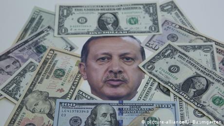 Турската лира бележи все нови и нови негативни рекорди Тя