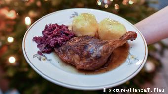 Τυπικό γερμανικό πιάτο. Χήνα με μπουλέττες από πατάτες και κόκκινο λάχανο