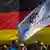 Genç Alternatif logolu bir bayrak taşıyan kitle ve arkada Almanya bayrağı - (16.08.2018 / Dresden)