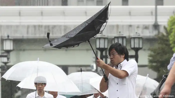 Stärkster Taifun seit 25 Jahren trifft auf Japan