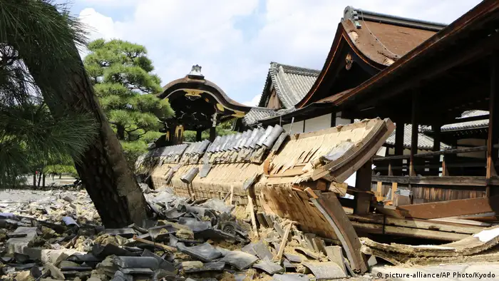 Japan, Kyoto: Tempel Minami Noh Butai Nishi Honganji wurde beschädigt