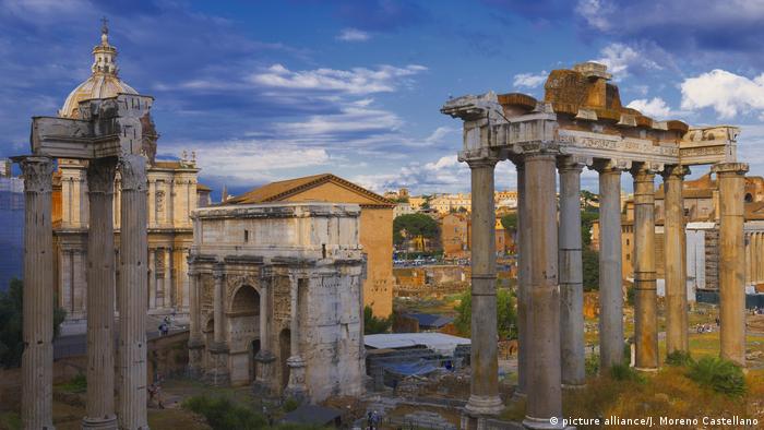 Italien, Rom: Tempel des Vespasian und Titus, Septimius-Severus-Bogen (picture alliance/J. Moreno Castellano)