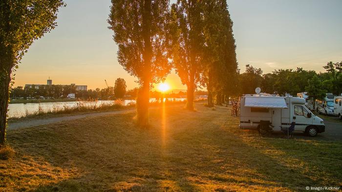 Breisach am Rhein, Wohnmobil bei Sonnenuntergang