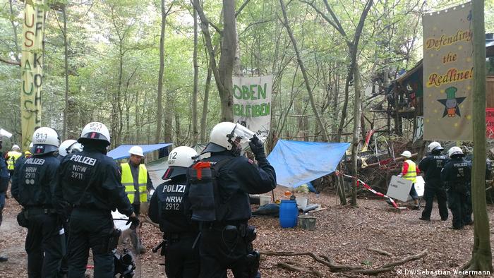 Los taladores de RWE preparan el derribo de los árboles bajo una fuerte protección policial.