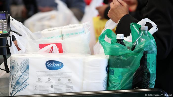 Bolsas de plástico en un supermercado