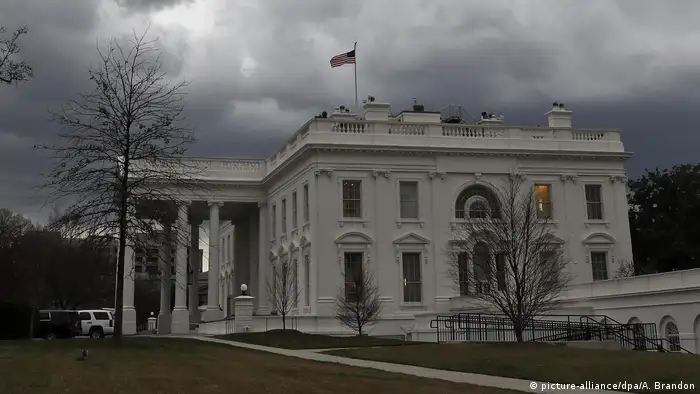 Washington Weißes Haus Dunkle Wolken (picture-alliance/dpa/A. Brandon)