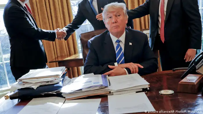 Washington White House Donald Trump im Oval Office Mitarbeiter