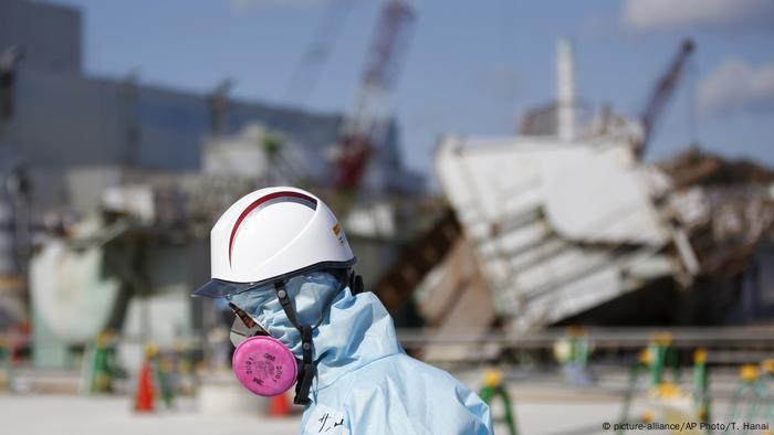 Tepco-Mitarbeiter vor der Ruine des Kernkraftwerks in Fukushima