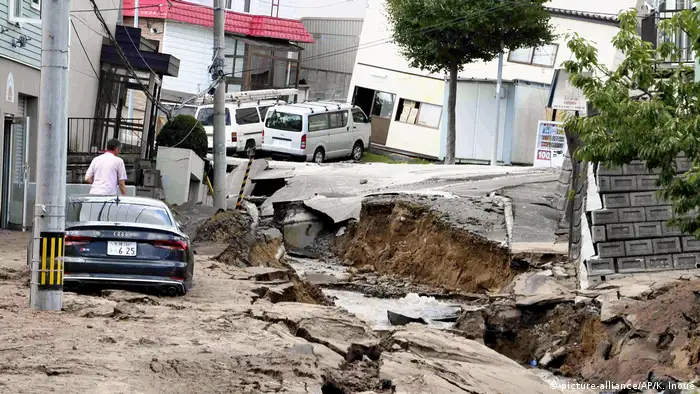 Japan, Hokkaido, Sapporo: Die Stadt nach einem Erdbeben (picture-alliance/AP/K. Inoue)