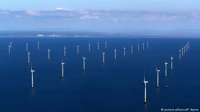 Ein großer Offshore-Windpark vor der Küste von Irland, aus der Luft gesehen