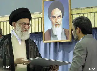伊朗最高领袖哈梅内伊正式任命艾哈迈迪内贾德为伊朗第10届总统