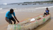 Ein Boot aus Plastikflaschen in Kamerun Ein Boot aus Plastikflaschen in Kamerun
