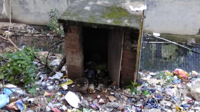Indien Lucknow Uttarpradesh - Toilettenmangel in ländlichen Gebieten