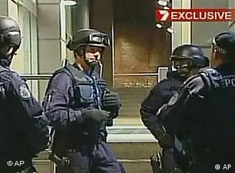 澳大利亚电视台播报挫败恐怖袭击行动的画面
