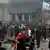 Irak Demonstranten haben das iranische Konsulat in Brand gesetzt