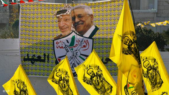 فلسطینی اتھارٹی کے صدر محمود عباس، یاسر عرفات اور مروان برغوثی کی تی تصاویر والے بینر اور پرچم