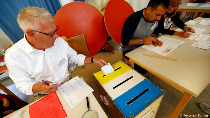 El bloque gubernamental de izquierda aumenta a dos escaños su ventaja sobre la opositora Alianza de centroderecha tras corregirse un fallo en el escrutinio en las elecciones suecas en un distrito. Los partidos suecos continúan hoy con reuniones para desbloquear la situación política mientras se realiza el recuento de las papeletas del exterior, que se difundirá el miércoles. (11.09.2018).
