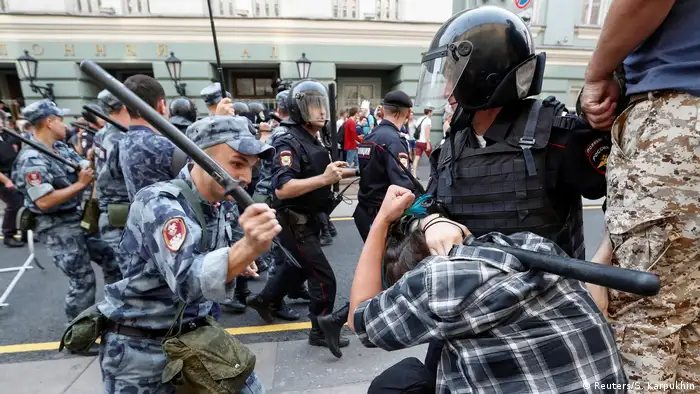 Más de 1.000 personas fueron detenidas ayer durante la jornada nacional de protesta contra la reforma de las pensiones convocada por el líder opositor Alexéi Navalni. Según el portal OVD-info, el número de los detenidos en decenas de ciudades de Rusia asciende a 1.018 y casi la mitad de las detenciones (452) se practicaron en San Petersburgo, la segunda ciudad del país. (10.09.2018).