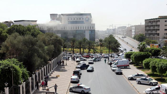 Un grupo de hombres armados asaltó hoy la sede de la Compañía Nacional de Petróleo (NOC) libia en Trípoli, donde se entabló un tiroteo que ha causado numerosas víctimas, según fuentes de Seguridad. Al menos dos de los asaltantes se habrían suicidado, según un portavoz de la Fuerza Especial de Disuasión (RADA). (10.09.2018).