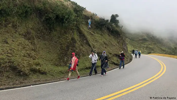 Migrantes venezolanos cruzan el Páramo de Berlín que durante buena parte del día permanece tras la niebla. 