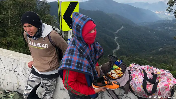 La ONG Entre dos Tierras busca coordinar la ayuda voluntaria y espontánea de lugareños y viajeros, para que no sea solo puntual sino permamente. 