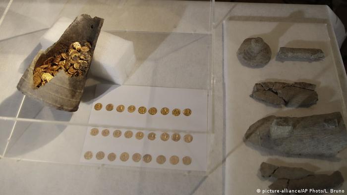 Hallan cientos de monedas de oro del Imperio romano escondidas en Como, Italia.